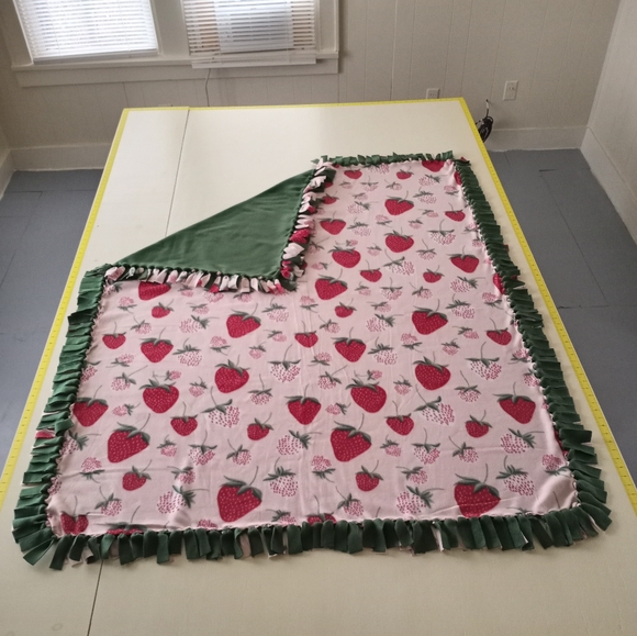 Strawberry No Sew Fleece Blanket Handmade Knotted Blanket - Picture 3 of 6